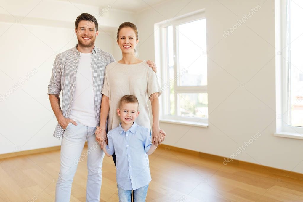 Yeni eve taşınan çocuklu mutlu bir aile. — Stok Foto © Syda_Productions #164346090